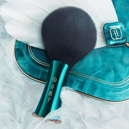 Feather Fan All Over Face Brush