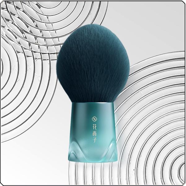 Soft Blooming On-The-Go Powder Brush